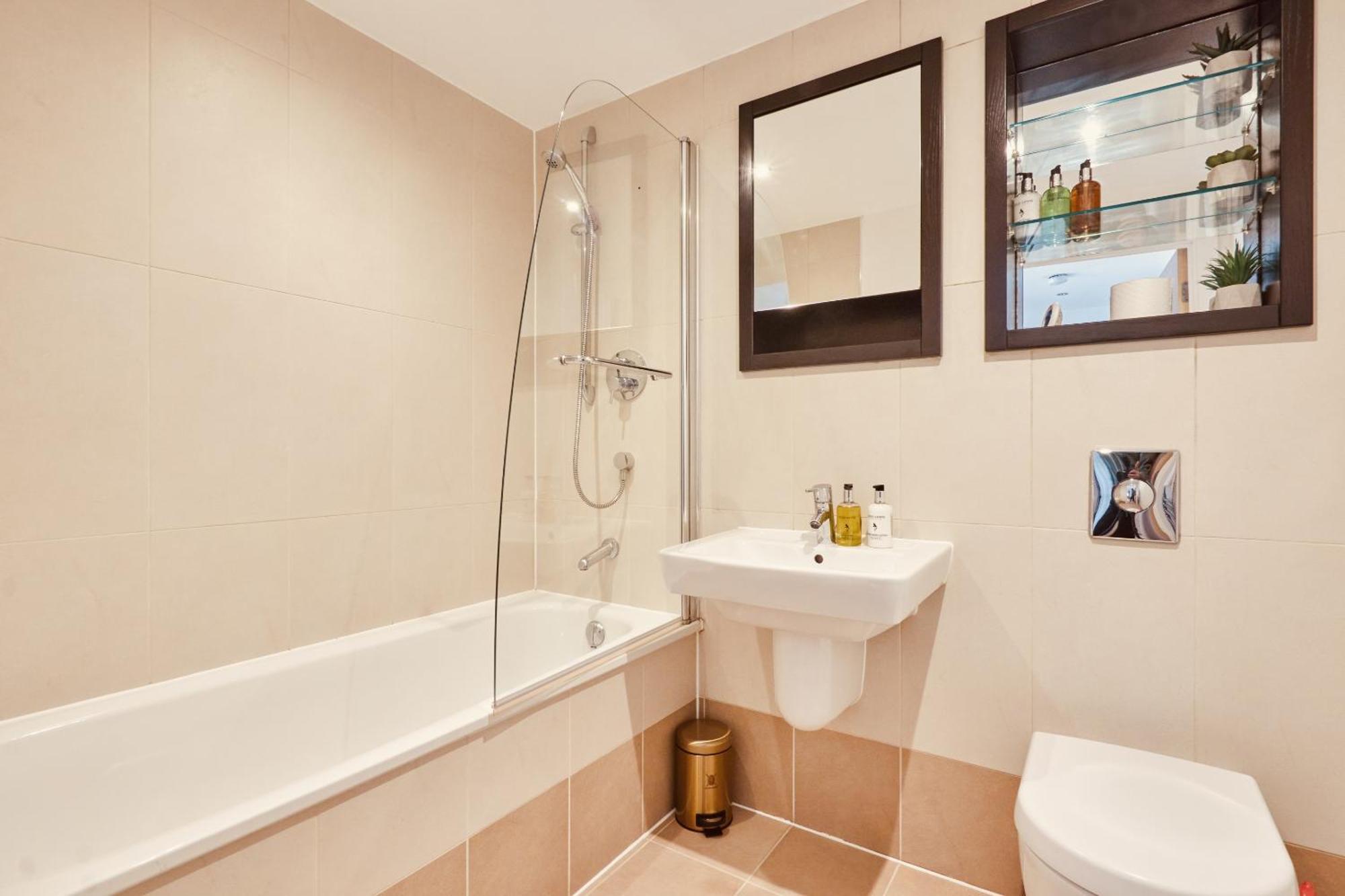 Dock Apt, Free Secure Parking! 2 Bed Apartment