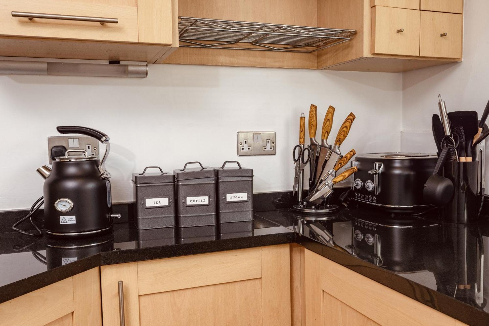 Dock Apt, Free Secure Parking! 2 Bed * Leeds (West Yorkshire)