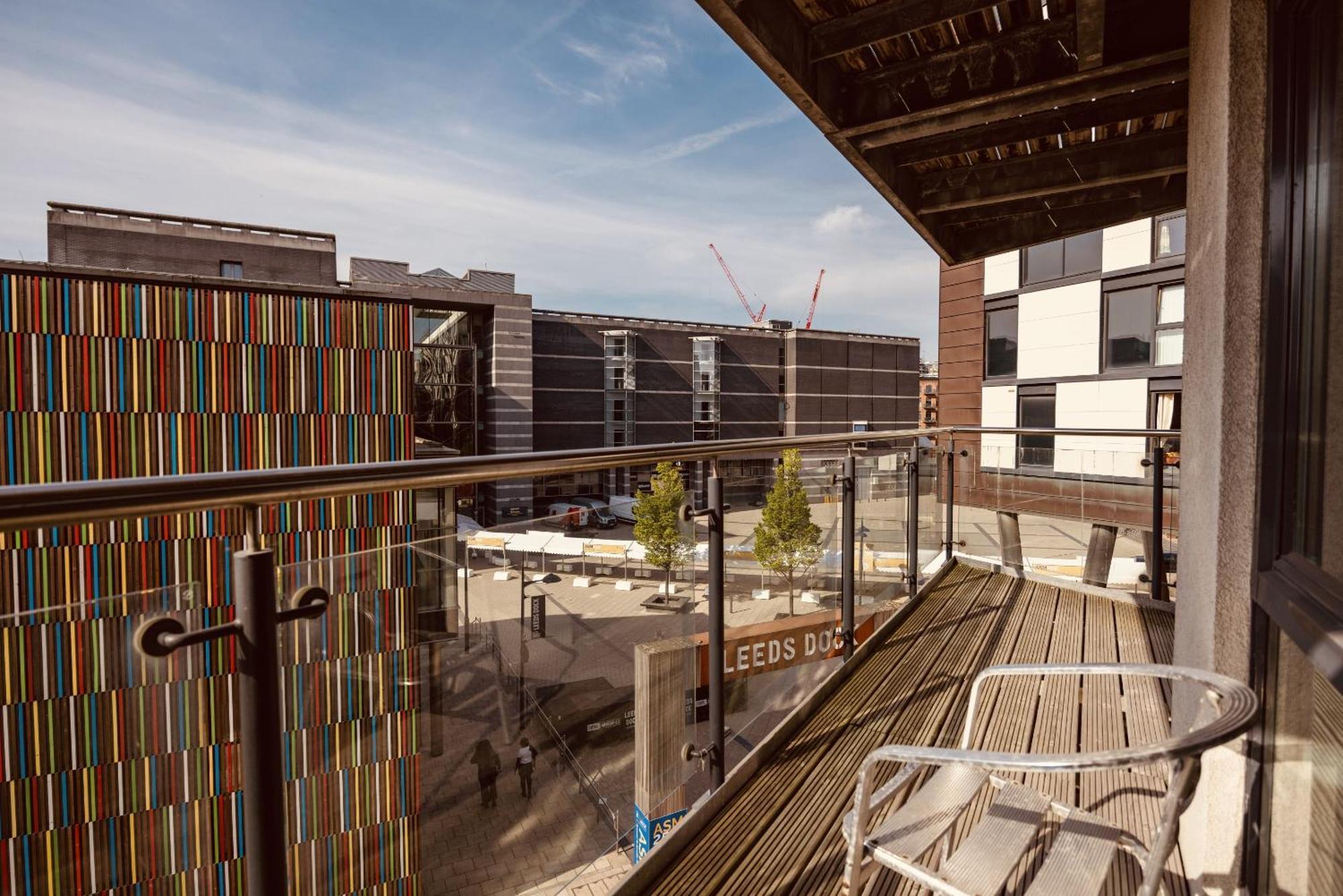 Dock Apt, Free Secure Parking! 2 Bed *