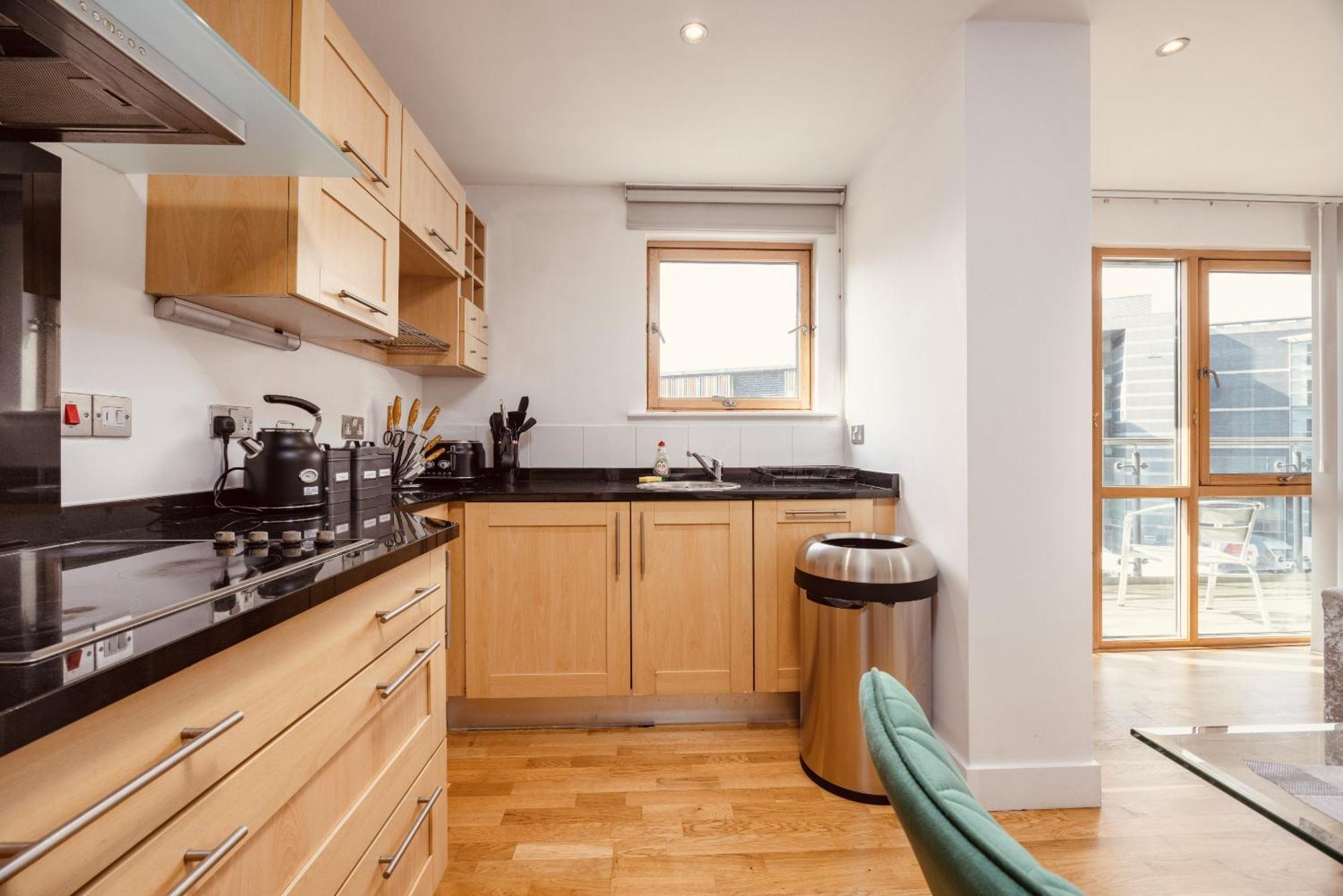 Dock Apt, Free Secure Parking! 2 Bed *