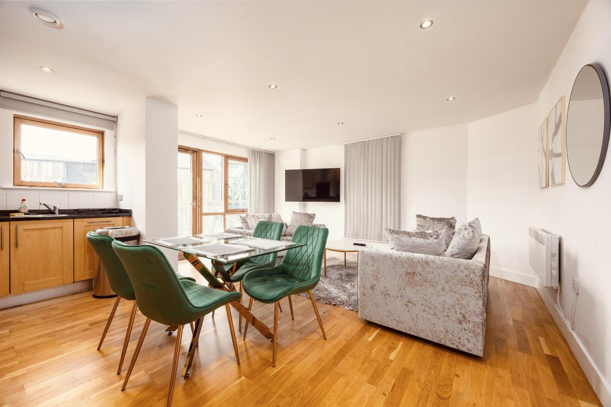 Dock Apt, Free Secure Parking! 2 Bed *